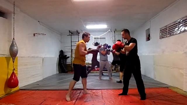 Тренирую в парах: отскок с подставками в защиту и контратака наскоком двойкой прямых смотреть онлайн