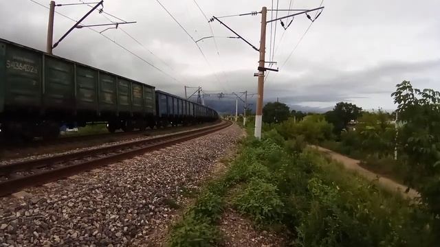 Вечерний двойной. 3ЭС5К-097 и 3ЭС5К-672 "Ермак" со сдвоенным грузовым поездом смотреть онлайн