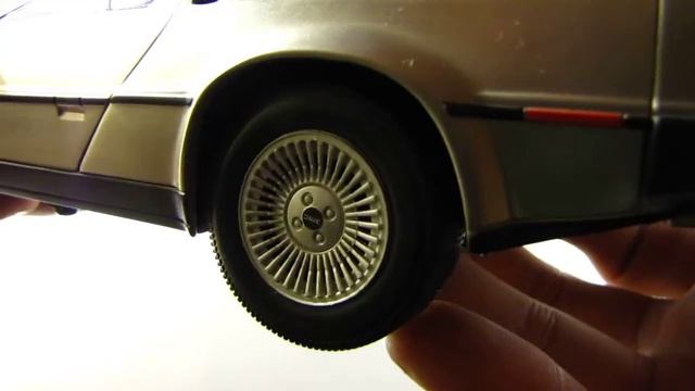 Масштабная модель De Lorean DMC-12 в масштабе 1:18