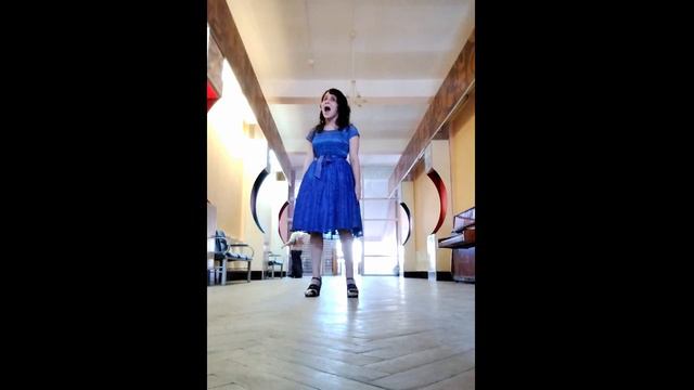 репетиция в коридоре - Звенит январская вьюга смотреть онлайн