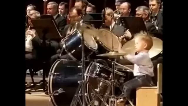 Невероятно! Маленький барабанщик исполняет высший класс! Таланту 4 года! Удивительное видео! смотреть онлайн