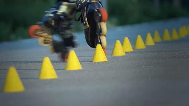 Роликовые коньки. Слалом.