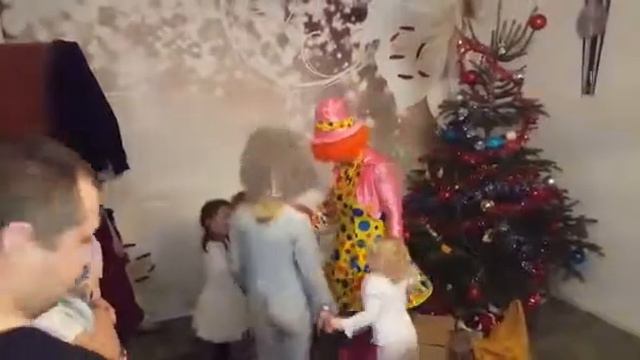 Мама клоун,ребёнок напуган))) смотреть онлайн