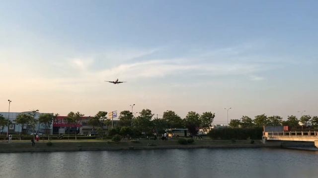 Shanghai Hongqiao Airport Landings смотреть онлайн