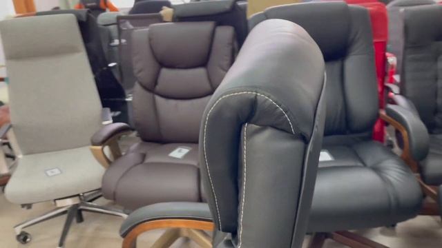 Обзор кресла для руководителя Бюрократ T-9924Walnut