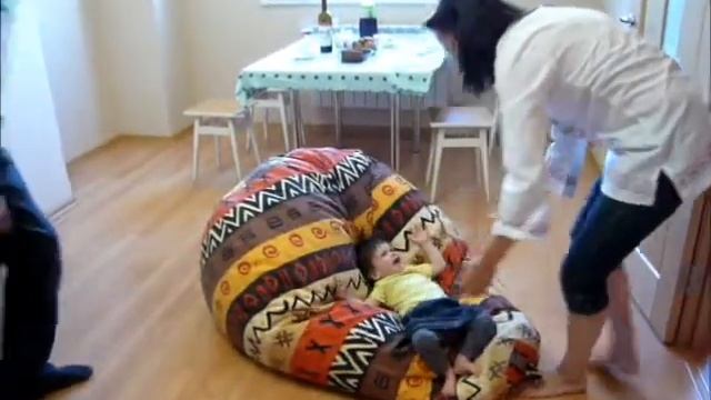 Прыжок ребёнка с кресла-мешка