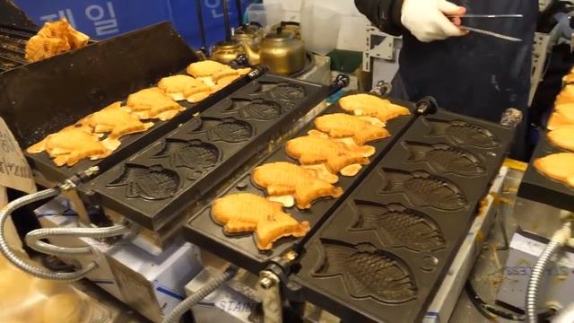 Уличная еда. Сладенький картофель в хлебе.