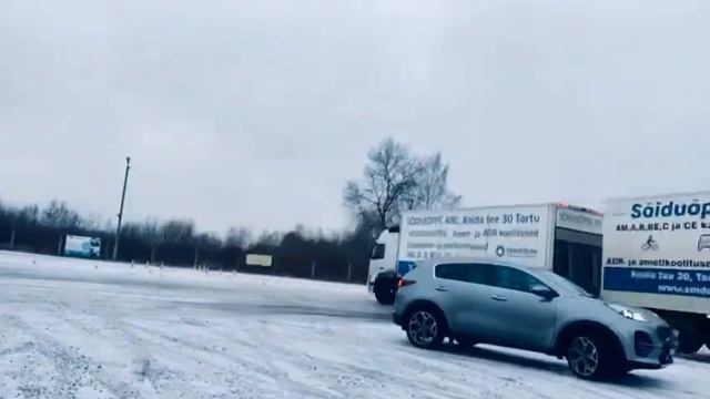 Автошкола в Эстонии. Заезд в гараж прицепом смотреть онлайн