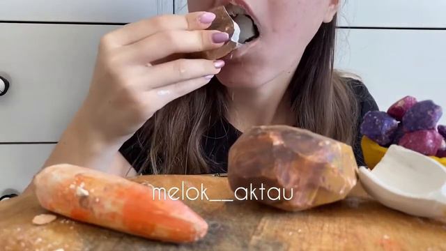 Глина и мел ем.Асмр мел глина.Ем глину и мел.Глотаю мелок смотреть онлайн