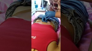 Пирсинг пупка  Как пробивают пупок, от начала до конца.
