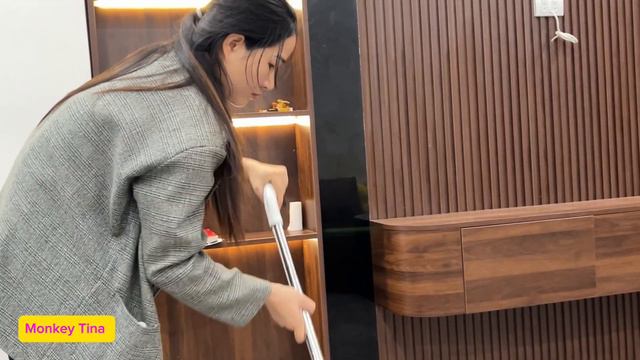 Monkey Tina Obediently Helps Her Mother Clean The House