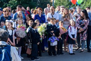 Первоклассники идут в школу.