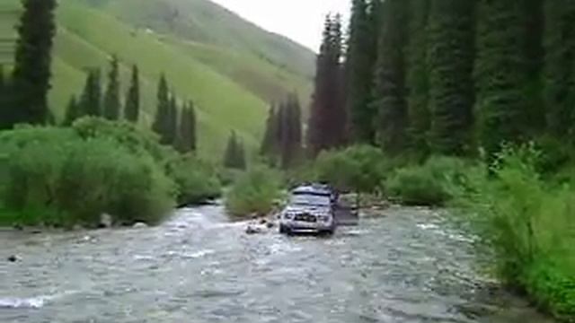 Mitsubishi Pajero (Montero) crossing a Kensu river ford in Kazakhstan off-road смотреть онлайн