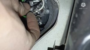 Замена ламп ближнего и дальнего света без снятия фары .