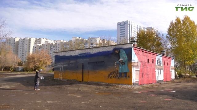 На улице Дачной профессиональный художник создает новый арт-объект смотреть онлайн