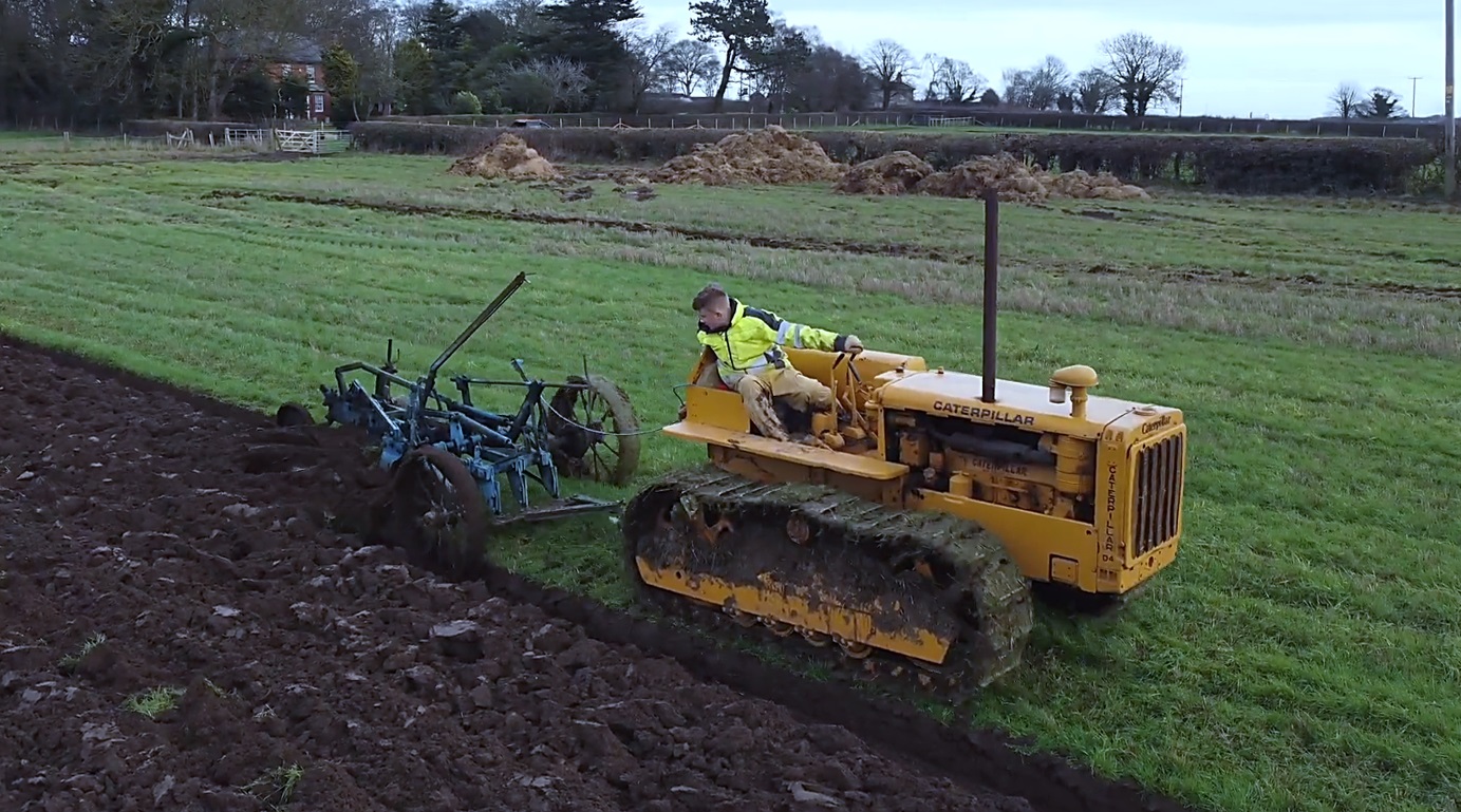 Старый конь борозды не испортит: вспашка поля на Caterpillar D4 1950 года смотреть онлайн