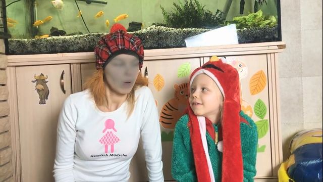 Милана и Мама прикольно поздравили с наступающим Рождеством! смотреть онлайн