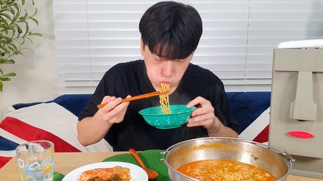 사봉세끼 ^ 사나이 울리는 신라면..🔥 진짜로 울어버렸습니다..😭 계란 탁탁 4개 넣고 남은 만두도 탈탈 ! 라면먹방 ASMR real sound ^ モッパン MUKBANG смотреть онлайн