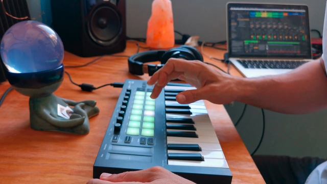 IOSOY - Creando un beat con Novation Launchkey MK3 & Ableton Live смотреть онлайн