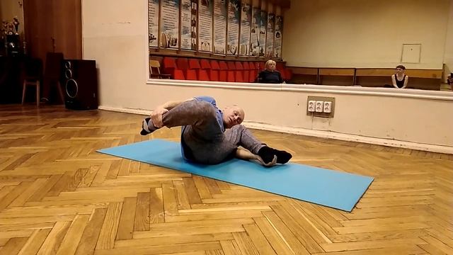 Супер растяжка квадрицепса для устранения напряжения в бедре. смотреть онлайн