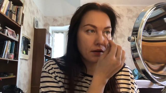 Крашусь и болтаю про поездку в Потсдам смотреть онлайн