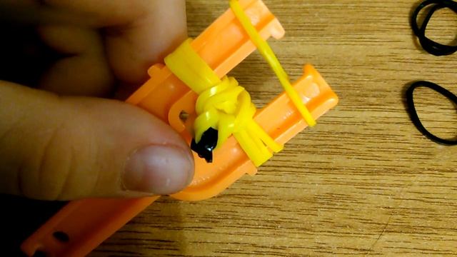 Бананчик из резинок(твинок)на рогатке. смотреть онлайн