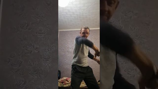 МУЖИК ЖЁСТКО ФИНТУЕТ НОЖОМ!!!! смотреть онлайн