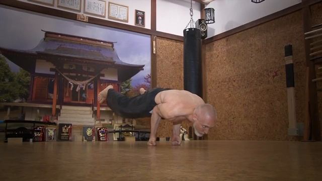 Додзё ДАЙТЭНГУКАН. Специальные упражнения для рук. 2. Павлин.