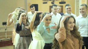 Команды парней и девушек в танце на свадьбе