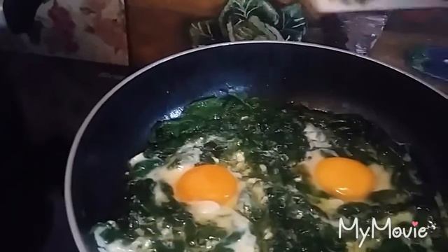 Epinard œuf et grenade Eggs with Spinach and pomegranate смотреть онлайн