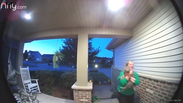 Doorbell cam captures emotional moment cat owner is reunited with lost pet | SWNS смотреть онлайн
