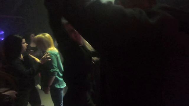 Пьяные танцы в Клубе №3 смотреть онлайн