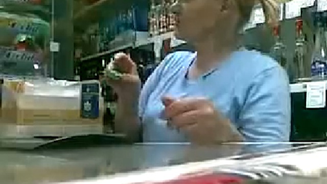 Продавщица совсем не в себе! смотреть онлайн