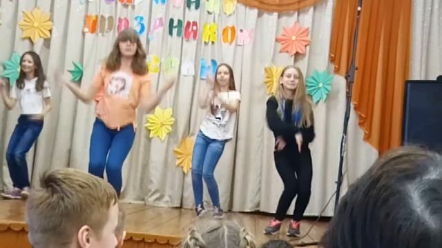 крутой танец под песню Bebi shark смотреть онлайн