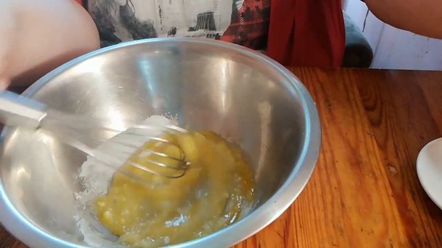 Быстрый банановый пирог на сковороде. смотреть онлайн