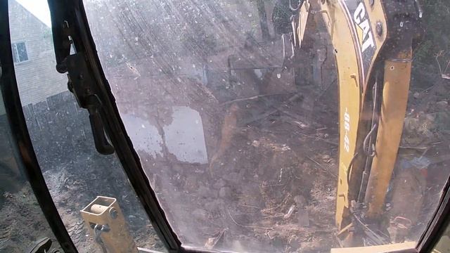 Часть № 3 Напали осы. Работа экскаватора-погрузчика CATERPILLAR смотреть онлайн
