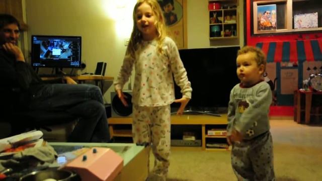 Татай мешает Роми учить стих про деда Мороза смотреть онлайн