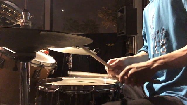 【爵士鼓手魷魚kEN®】2016-04 演出😀( by 主唱小偉.柏毅；BOP Lazy club-超素人樂團1-1 ) Drum Cover смотреть онлайн