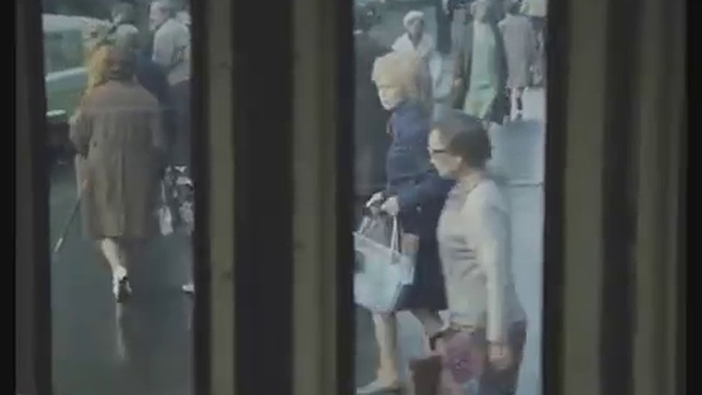 Нас в набитых трамваях болтает (песня из кинофильма Служебный роман) смотреть онлайн