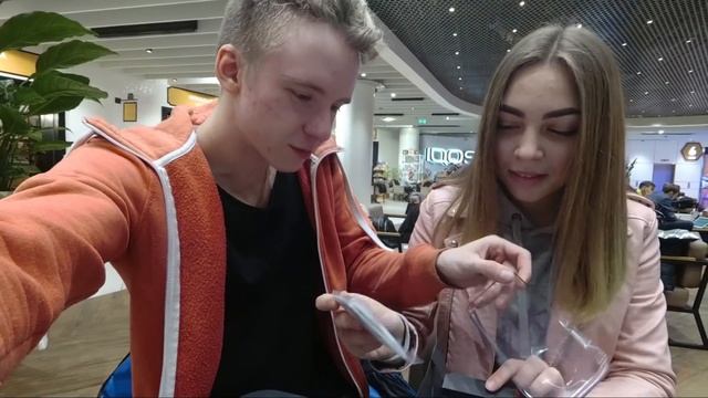 Подарил Девушке Фейк, Разбила Samsung S10 plus И Airpods | Подарок Как Оригинал На 8 Марта смотреть онлайн
