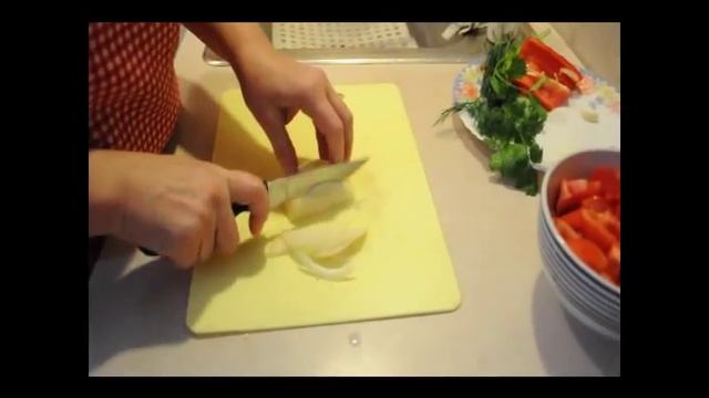 Картофельное пюре и салат из помидор с огурцом смотреть онлайн