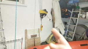 хранение лодки в гараже под потолком, подъем с помощью лебедки