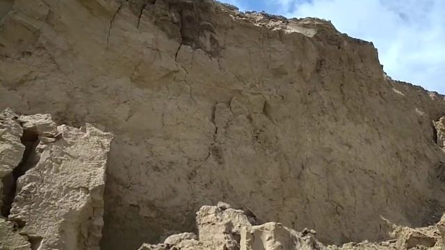 Глина в карьере.  Рыжая жирная глина