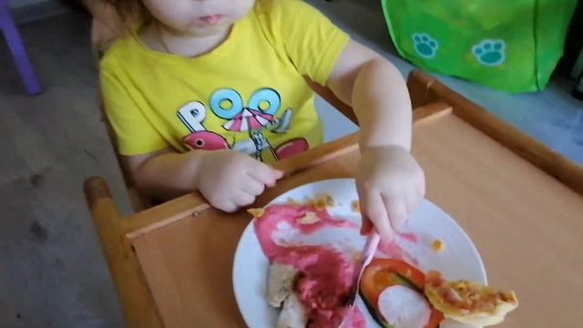 Картофельное пюре закрашеное свекольным соком со сливочным маслом, омлет с курицей, сыром и помидор смотреть онлайн