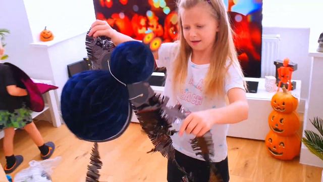 Эльвира и Райан играют Хэллоуин смотреть онлайн