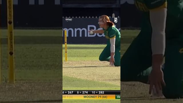 de Klerk’s cracking catch off her own bowling #PlayOfTheDay смотреть онлайн