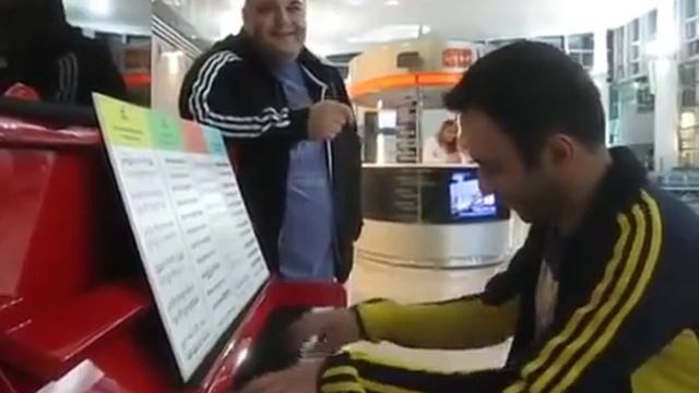 Гопники? А вот не совсем! Восхитительная игра на пианино в аэропорте! смотреть онлайн