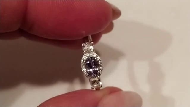 Кольцо с шри-ланкийским александритом 0.49 ct и бразильскими морганитами 0.35 ct, (желтый свет) смотреть онлайн