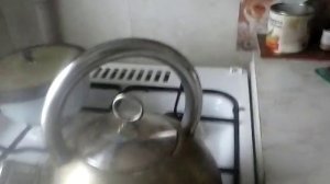 Чайник кипит на кухне