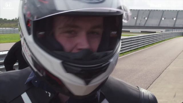 Promoted: Stuff readers vs the 2017 Honda Civic Type R and Fireblade SP смотреть онлайн